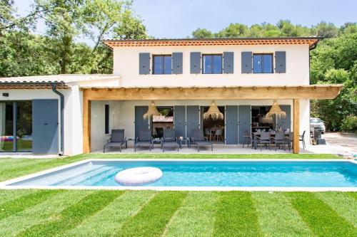 une villa avec piscine devant une maison dans l'établissement #53 St Paul Villa Swimpool AC Carpark BBQ for 8 Guest, à Saint-Paul-de-Vence