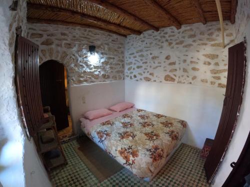 Una cama o camas en una habitación de SIDI KaouKI PERLA
