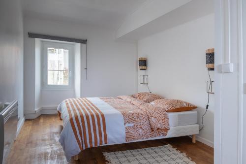 une chambre avec un lit dans une pièce blanche dans l'établissement Maison familiale au coeur du bocage, à Chanteloup