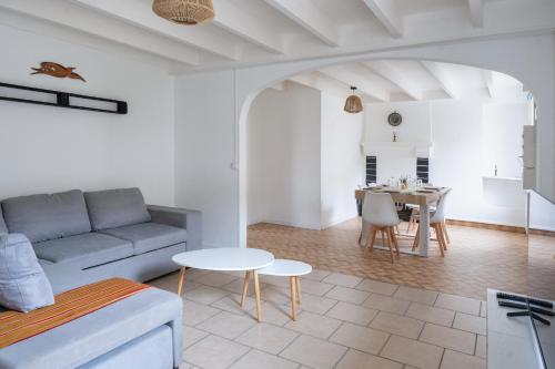 un salon avec un canapé et une table dans l'établissement Maison familiale au coeur du bocage, à Chanteloup