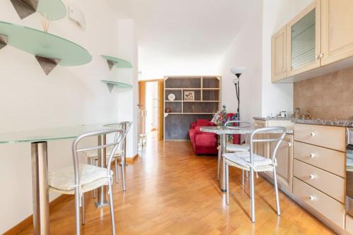 Una cocina y una sala de estar con mesa y sillas. en Centrale con panorama., en Siena