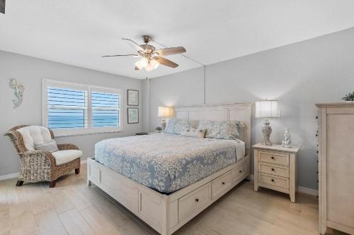 Una cama o camas en una habitación de Ponce de Leon Towers 804