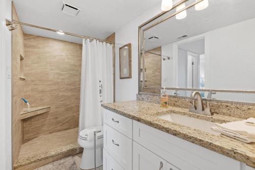 Un baño de Ponce de Leon Towers 804