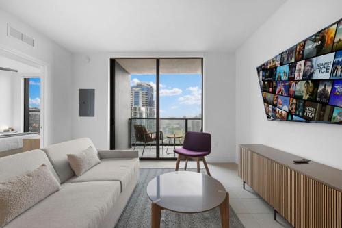 Χώρος καθιστικού στο On 46th Floor! Amazing Views and Free Parking