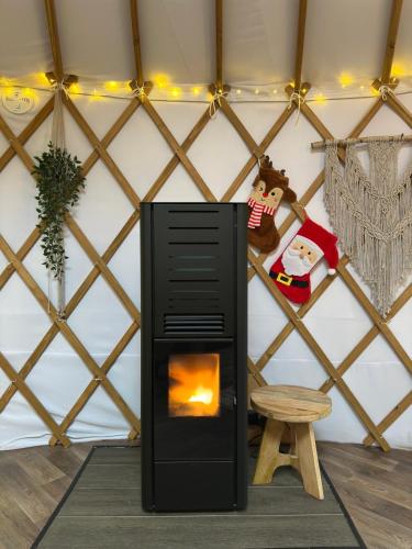 a room with a fireplace in a yurt at Jurta nad Zegrzem z prywatnym jacuzzi in Arciechow