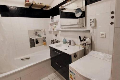 Photo de la galerie de l'établissement Bail mobilité - Appartement authentique - proche Bastille, à Paris