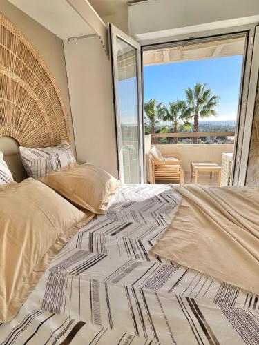 une chambre avec un lit avec vue sur l'océan dans l'établissement Appartement vue exceptionnelle, à Saint-Raphaël