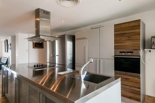 a kitchen with a stainless steel counter top at Ph en resort de lujo con acceso a la playa y todas las amenidades in Cancún