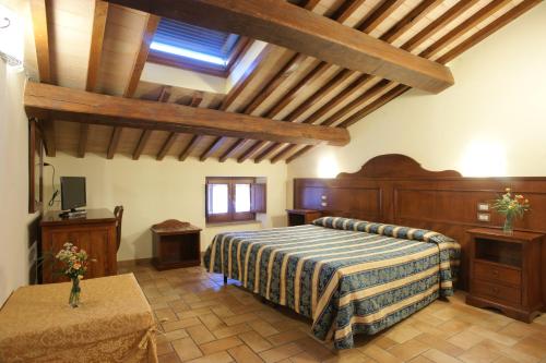 A bed or beds in a room at Albergo La Rocca