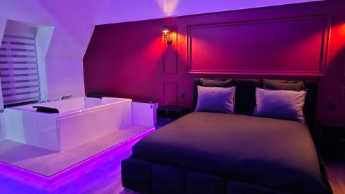 Ένα ή περισσότερα κρεβάτια σε δωμάτιο στο La suite Baroque jacuzzi au cœur du château de Boissettes