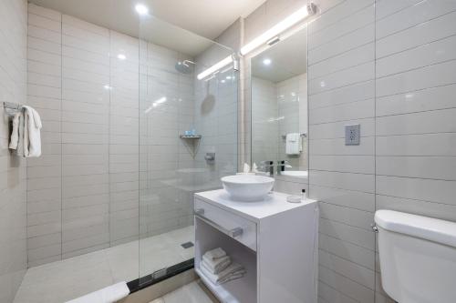 Bilik mandi di Hudson Yards Hotel