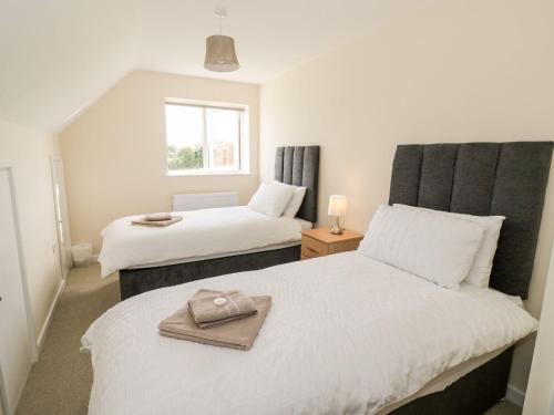 En eller flere senge i et værelse på Walnut Cottage