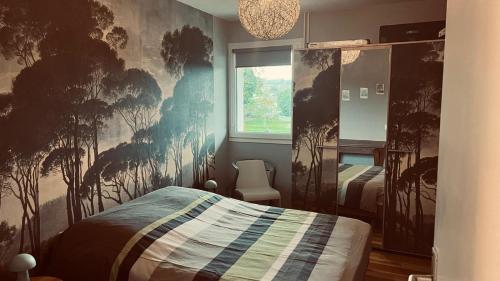 une chambre avec deux lits et une fenêtre dans l'établissement A Honfleur comme chez soi, à Honfleur