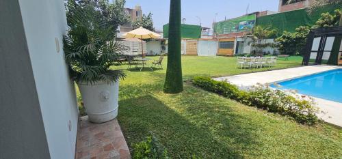 a view of a yard with a pool and a house at Pacharodeo & Hospedaje in Pachacamac