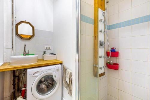 une machine à laver dans une salle de bain avec un lavabo dans l'établissement Joli - Lovely studio Paris, à Paris