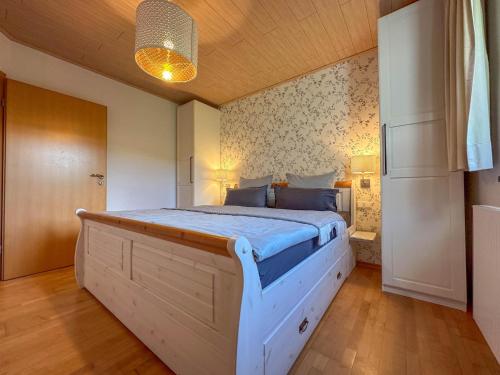 a bedroom with a large white bed in a room at Landhaus Landgelück in Hellenthal