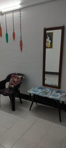 a mirror and a bench in a room at Primrose Homestay in Guwahati