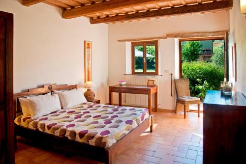 1 dormitorio con cama, escritorio y ventana en Casal dei Fichi, en Francavilla dʼEte