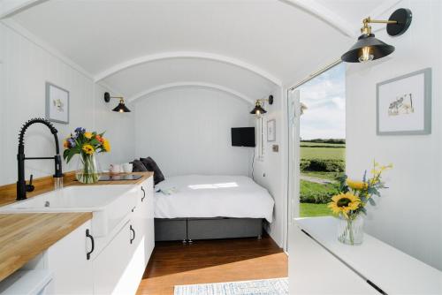 Postel nebo postele na pokoji v ubytování Shepherds Hut at Chenhall Farm