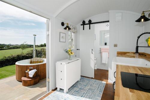 Fotografie z fotogalerie ubytování Shepherds Hut at Chenhall Farm v destinaci Helston