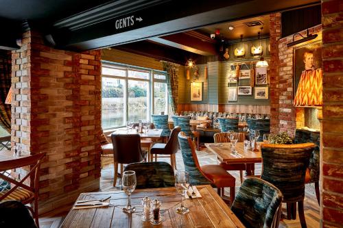 Ruang duduk di The Boathouse Inn & Riverside Rooms