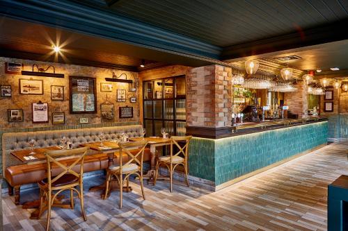 Lounge atau bar di The Boathouse Inn & Riverside Rooms