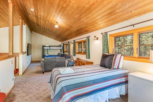 Ένα ή περισσότερα κρεβάτια σε δωμάτιο στο Place to Call Home - Cabin INSIDE Yosemite - Dog Friendly
