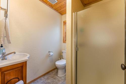 Ένα μπάνιο στο Place to Call Home - Cabin INSIDE Yosemite - Dog Friendly