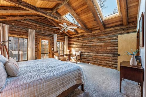 Cama o camas de una habitación en Log Cabin sleeps 20 with hot tub, EV Charger, firepit
