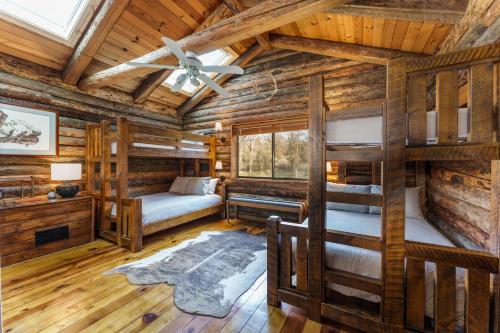 Cama o camas de una habitación en Log Cabin sleeps 20 with hot tub, EV Charger, firepit