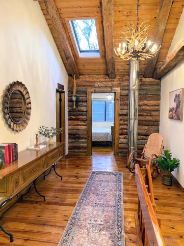Zona de estar de Log Cabin sleeps 20 with hot tub, EV Charger, firepit