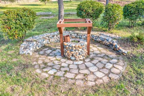 Jardín al aire libre en Log Cabin sleeps 20 with hot tub, EV Charger, firepit
