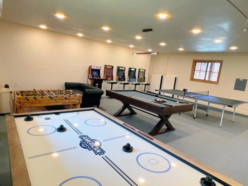 Sala de juegos en Log Cabin sleeps 20 with hot tub, EV Charger, firepit