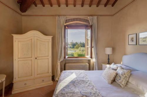 a bedroom with a large bed and a window at Villa Bonazza in Marcialla