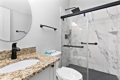 une salle de bain avec lavabo et douche dans l'établissement Eagles Court 24 with Wintergreen Advantage, à Wintergreen