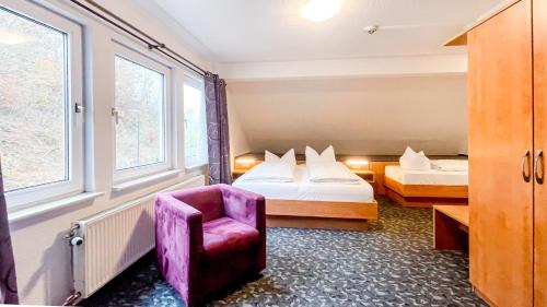 a hotel room with two beds and a chair at Smart Resorts B&B 1 BB1 214 in Winterberg