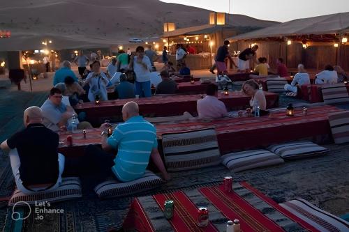 un gruppo di persone sedute attorno a tavoli nel deserto di Al Dora Residence Suites Hurghada a Hurghada