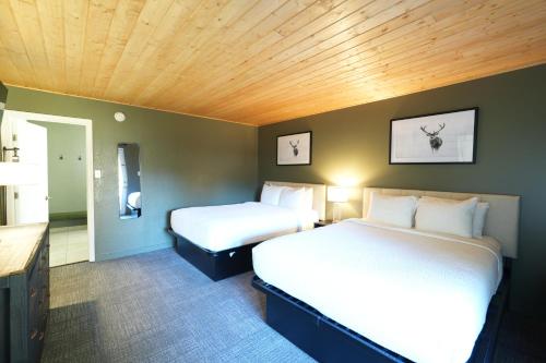 Postel nebo postele na pokoji v ubytování Tremont Lodge & Resort