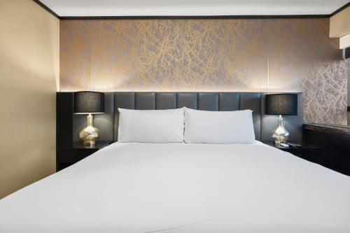 Katil atau katil-katil dalam bilik di Hudson Yards Hotel