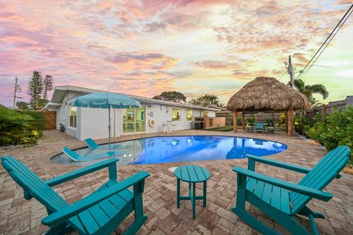 Πισίνα στο ή κοντά στο Island Oasis With Heated Pool Private Tiki Bar!