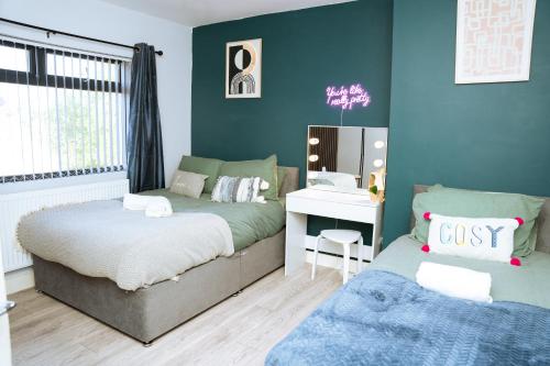 Ένα ή περισσότερα κρεβάτια σε δωμάτιο στο 3bedrooms Stylish Home with Free Parking & Hot Tub