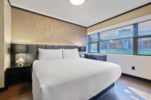 Katil atau katil-katil dalam bilik di Hudson Yards Hotel