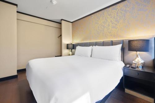 Katil atau katil-katil dalam bilik di Hudson Yards Hotel