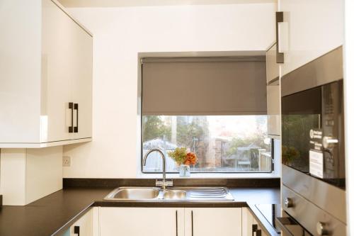 Η κουζίνα ή μικρή κουζίνα στο 3bedrooms Stylish Home with Free Parking & Hot Tub