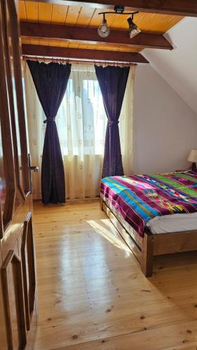 Llit o llits en una habitació de Casuta de lemn