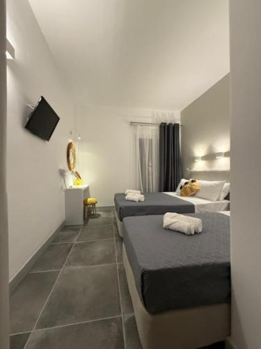 Una cama o camas en una habitación de Dilion Hotel
