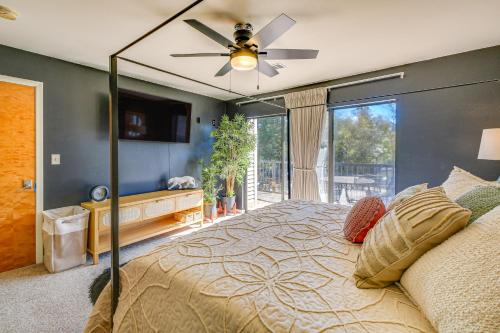 Ένα ή περισσότερα κρεβάτια σε δωμάτιο στο Hot Springs Condo on Lake Hamilton with Views!