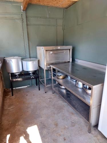 an empty kitchen with two large pots and pans at Estancia Don Domingo in Hualañé