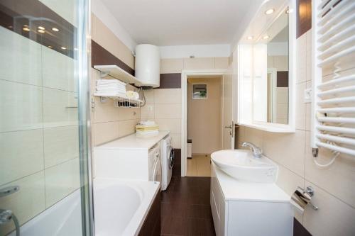 een badkamer met een wastafel, een toilet en een spiegel bij MY DALMATIA - Apartment ViGo with private pool in Bokanjac