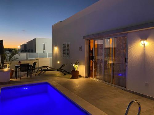 une maison avec une piscine sur une terrasse dans l'établissement Villa Marina Rubicón DeLuxe, à Playa Blanca